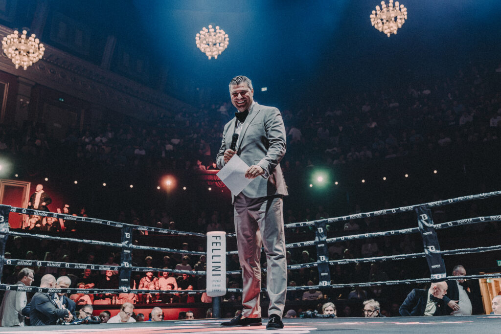 Zanger Ray Martin in de boksring tijdens een boksgala
